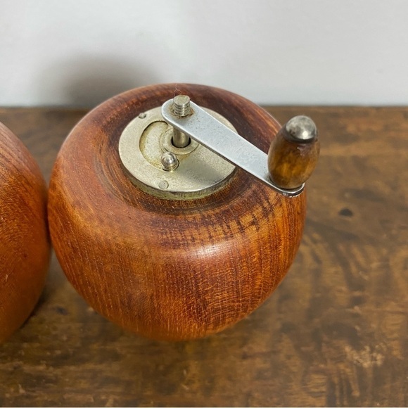 Vintage wooden Apple shakers pepper grinder and salt shaker - Picture 2 of 9